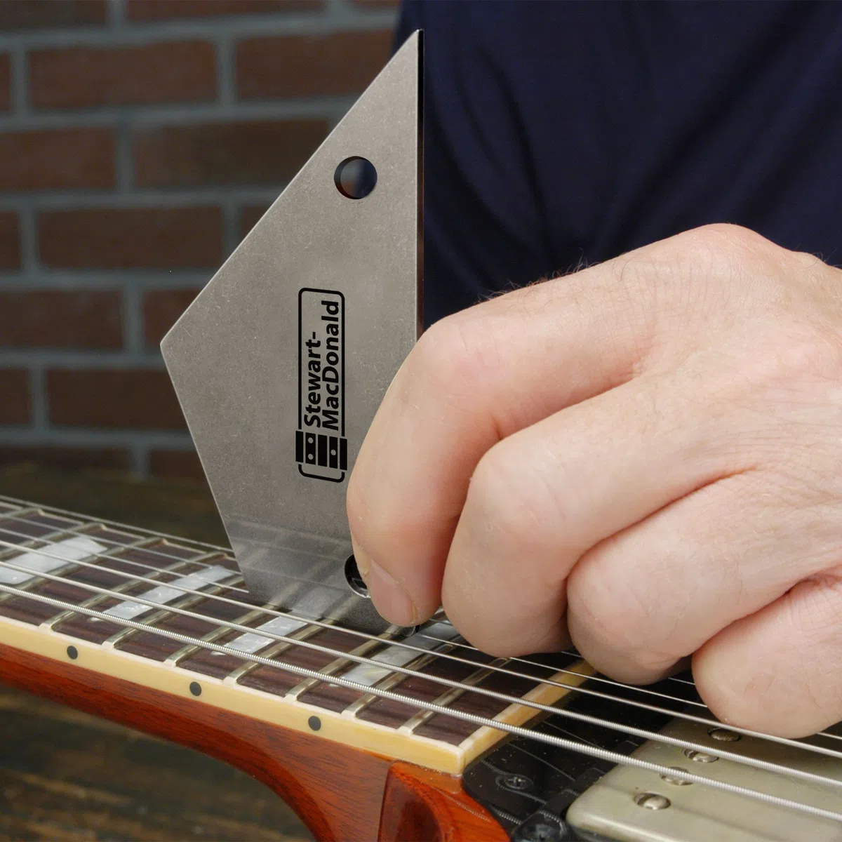 StewMac – Fret Rocker Professioneller 4-in-1 Bundprüfer für Gitarre, Bass & Gitarrenbau, Präzisions-Lineal zur Identifizierung hoher Bünde, Edelstahl-Design