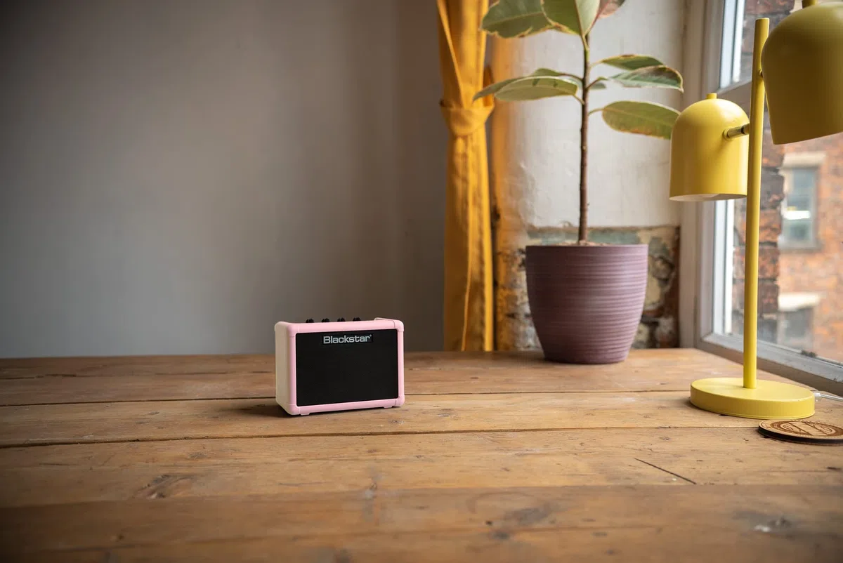 Blackstar Fly 3 Tragbare batteriebetriebene Mini-E-Gitarre, Verstärker MP3, Line In & Kopfhörer Line Out, Pink