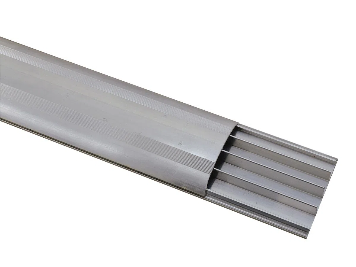 EUROLITE Bodenkabelkanal 75mm breit silber 2m | Robuster Aufbodenkanal für Ihre Kabel