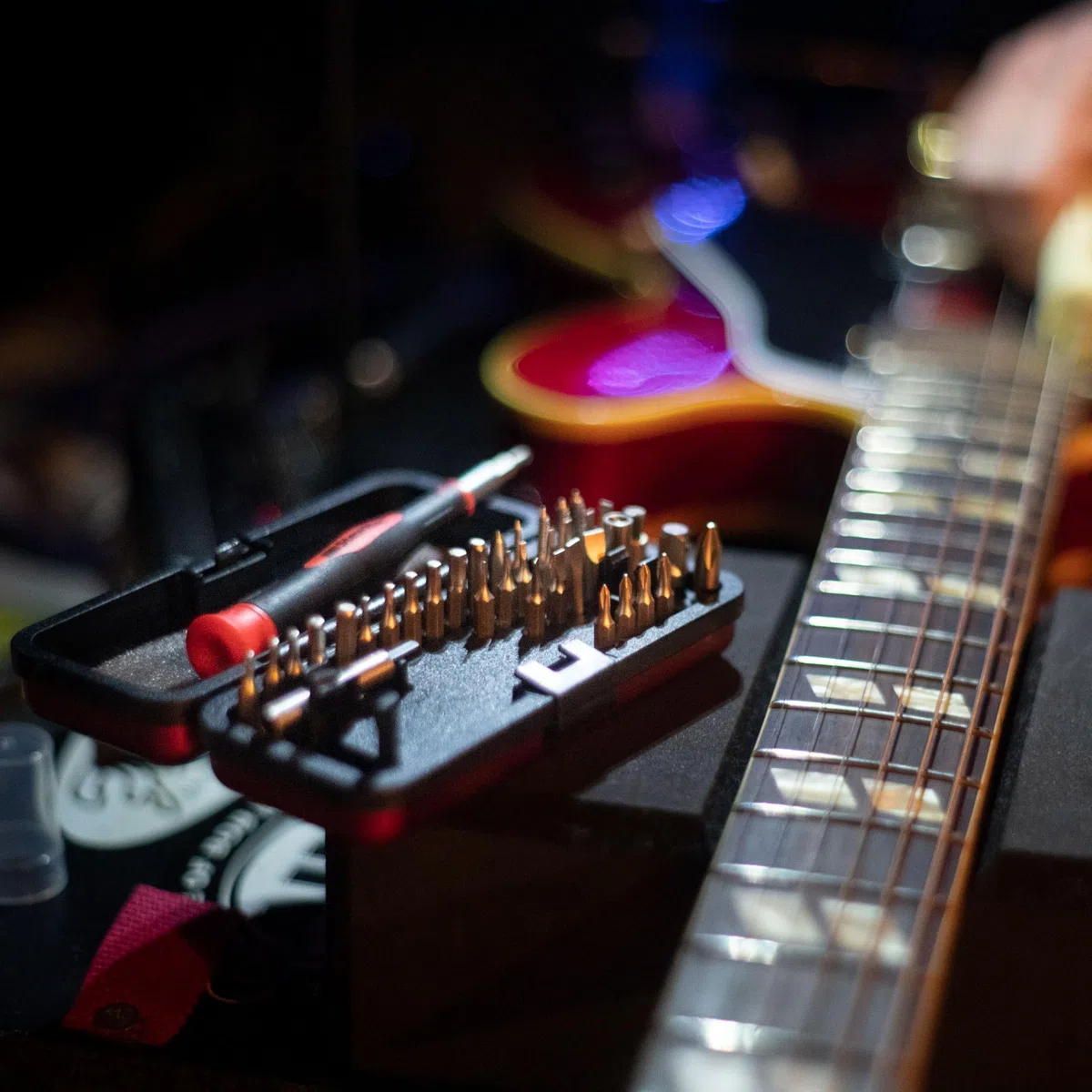 StewMac Guitar Tech Schraubendreher-Set – 36-teiliges Bit-Set für Gitarren-Hardware – Kompakter No-Spill Case – Magnetischer Griff mit Extender – Professionelles Gitarrenbauer- & Reparaturwerkzeug-Set