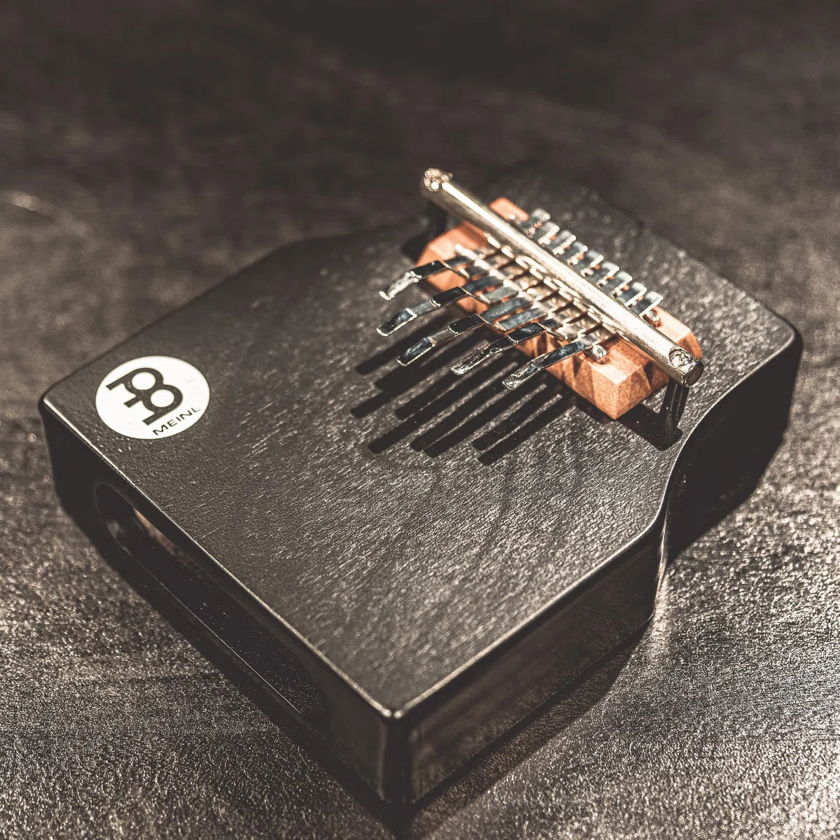 Meinl Percussion Hollow WahWah Kalimba - Daumenklavier mit Schallöffnung für Wah-Wah-Effekt - Stimmung A C C A A F E E B - Siam Eiche, Schwarz (KA9WW-BK)