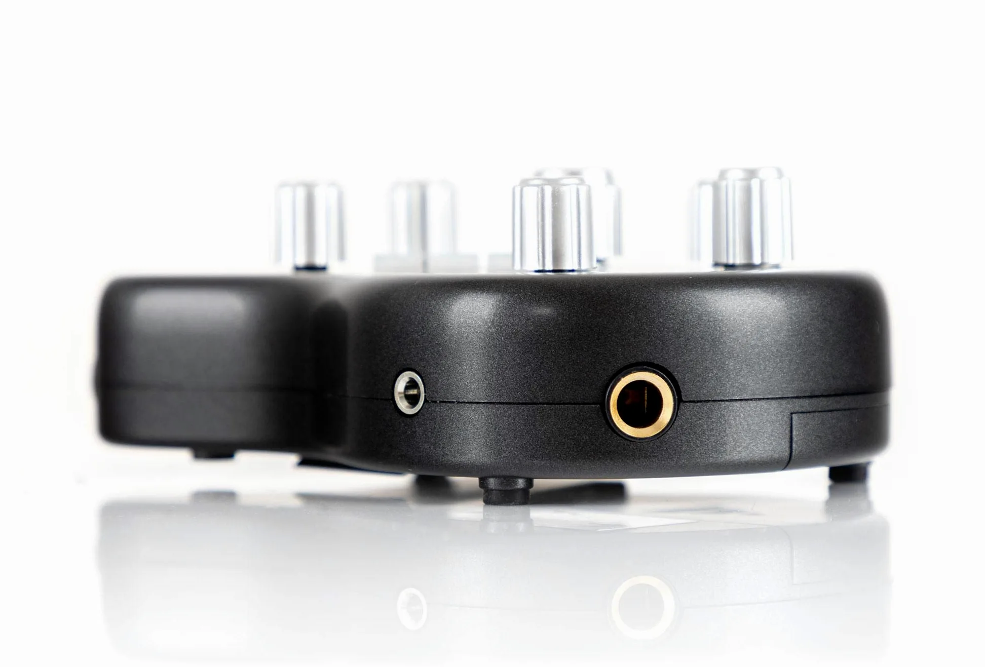 Rocktile GP-10 Gitarren Multieffekt Gerät/Kopfhörer-Verstärker Amp (8-Effekttypen und Drum-Loop Player mit 40 Rhythmen, Gürtelclip, Stromversorgung per Netzteil/Batterien)
