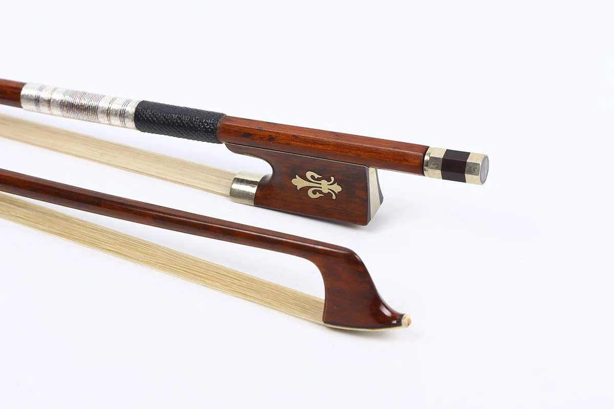 Yinfente 4/4 Violinbogen Schlangenholz Violine Schleifen Frosch schöne Einlage volle Größe gut ausgewogene natürliche Bogen Haare Buchstabenholz Violine Schleifen