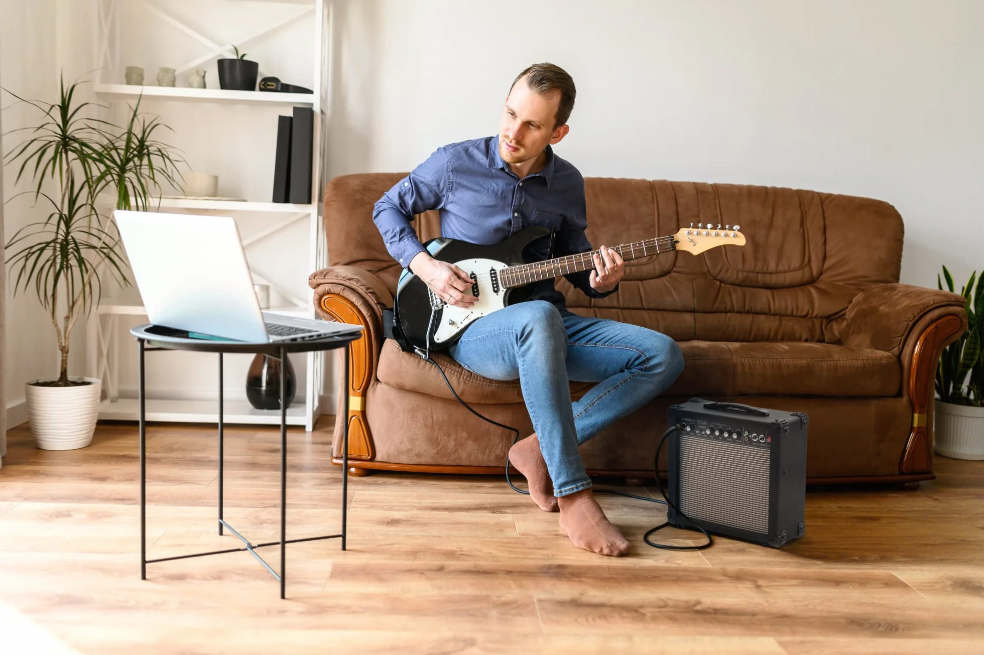 Rocktile Scream 15 Gitarrenverstärker Mini Combo Amp (15 Watt Amplifier, 2-Kanäle, Portable, AUX-In für MP3/CD, 3-Band Equalizer, Kopfhöreranschluss)