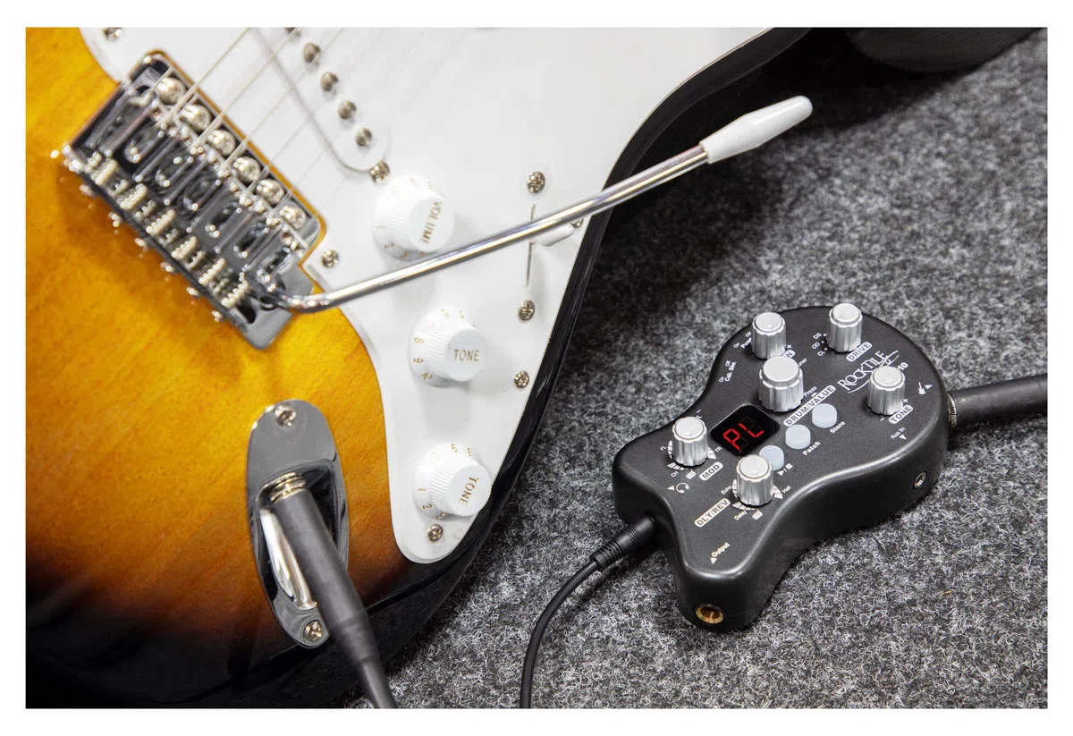 Rocktile GP-10 Gitarren Multieffekt Gerät/Kopfhörer-Verstärker Amp (8-Effekttypen und Drum-Loop Player mit 40 Rhythmen, Gürtelclip, Stromversorgung per Netzteil/Batterien)