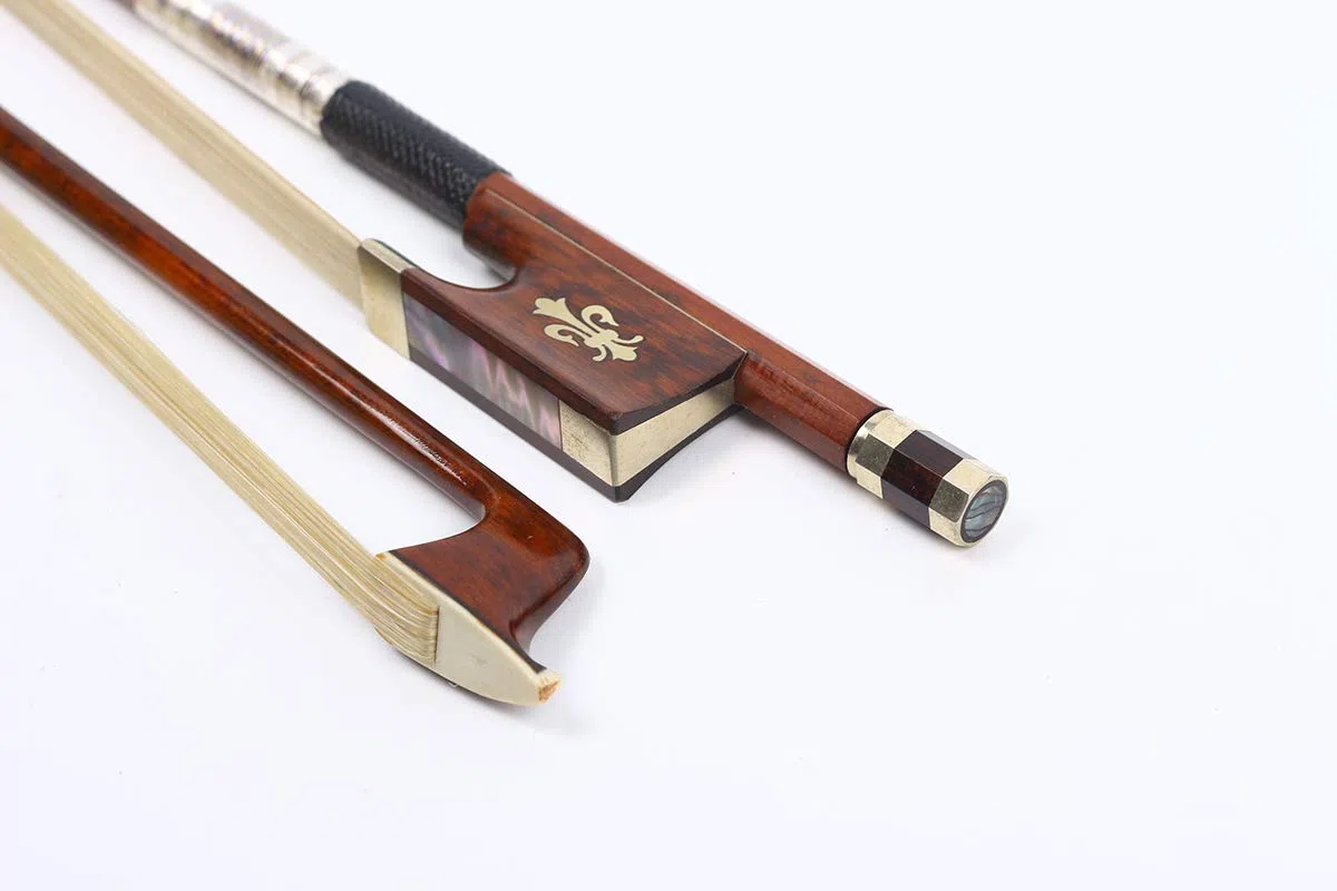 Yinfente 4/4 Violinbogen Schlangenholz Violine Schleifen Frosch schöne Einlage volle Größe gut ausgewogene natürliche Bogen Haare Buchstabenholz Violine Schleifen