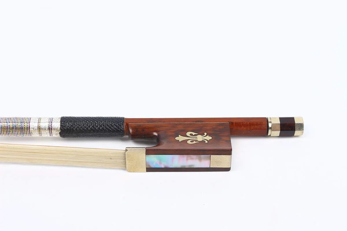 Yinfente 4/4 Violinbogen Schlangenholz Violine Schleifen Frosch schöne Einlage volle Größe gut ausgewogene natürliche Bogen Haare Buchstabenholz Violine Schleifen